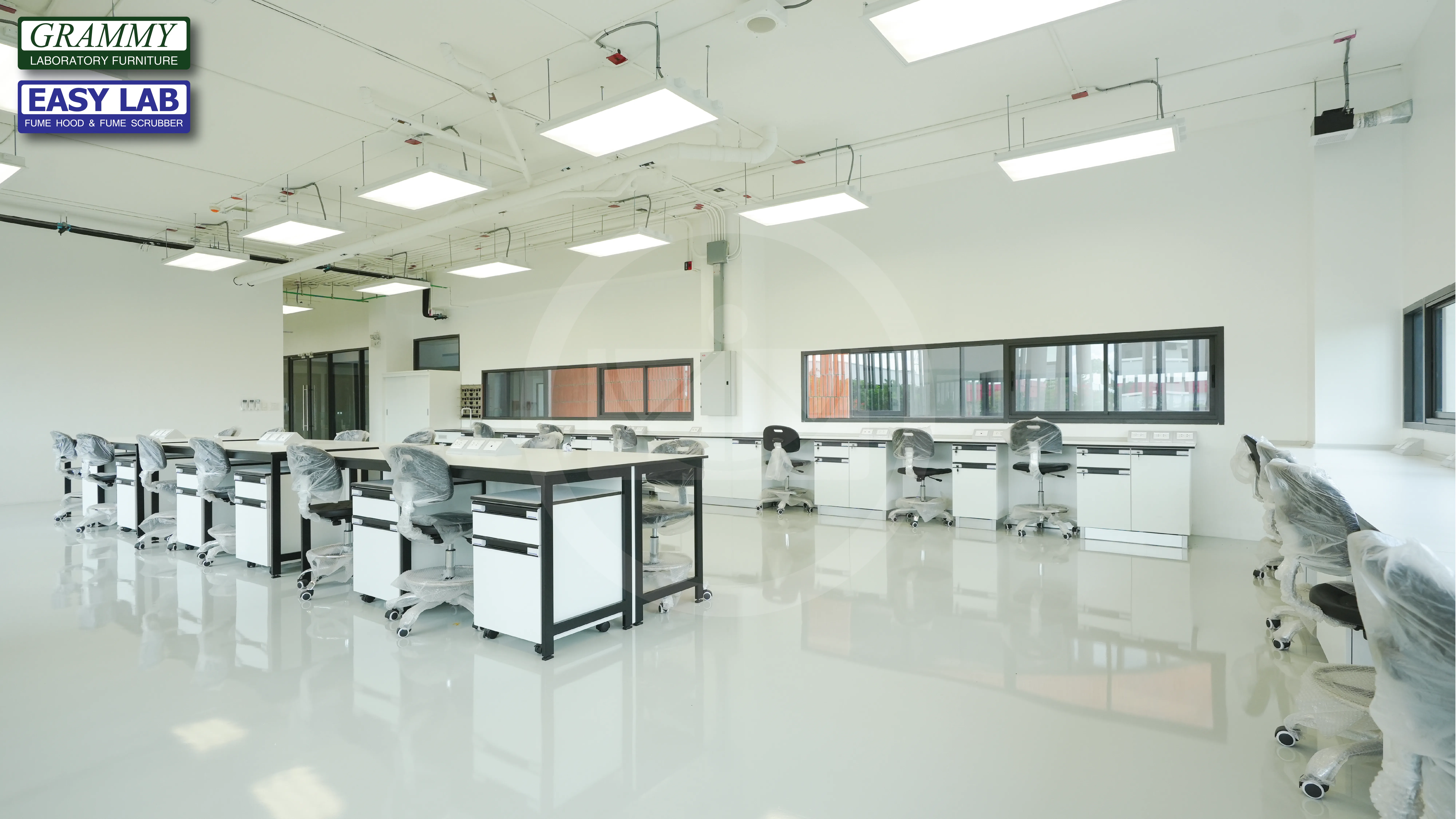 ติดตั้งโต๊ะปฏิบัติการ GRAMMY & ตู้ดูดควัน EASY LAB